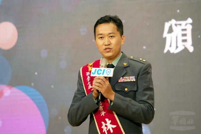 ▲ 榮獲第57屆十大傑出青年殊榮的陸軍5支部彈藥庫政戰處長林政榮中校。（軍聞社記者卓以立攝）
