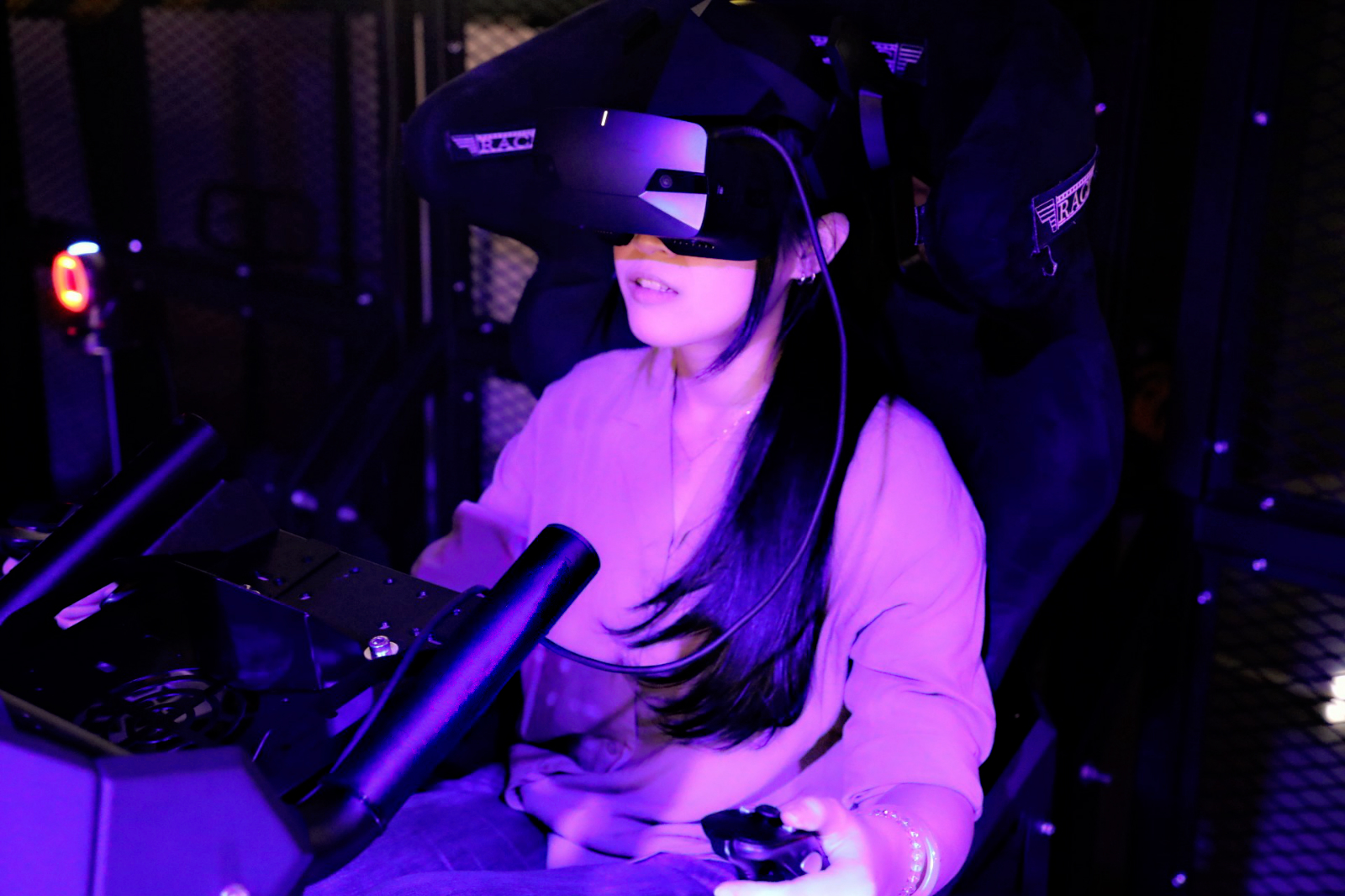 玩家透過搭配智崴資訊科技體感模擬系統的VR體感設施享受戰場廝殺的快感