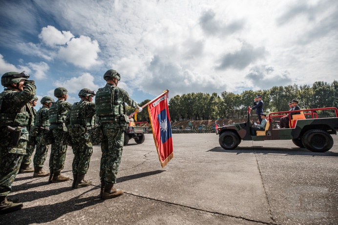 ▲ 國防部參謀總長沈一鳴上將校閱陸軍裝甲586旅部隊，期許官兵持續精實訓練，打造戰力堅強的國防勁旅。（軍聞社記者陳軍均攝）