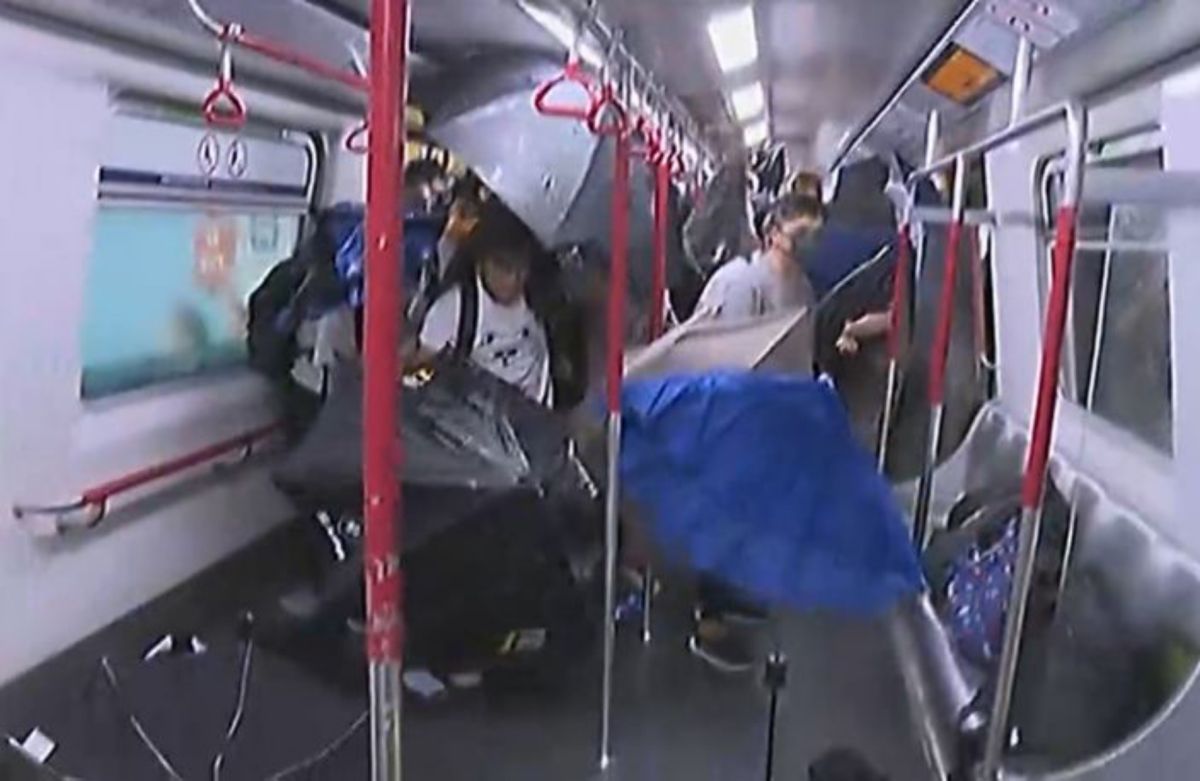 ▲港警衝進太子站車廂內打人及逮人。（圖／翻攝巴士的報）