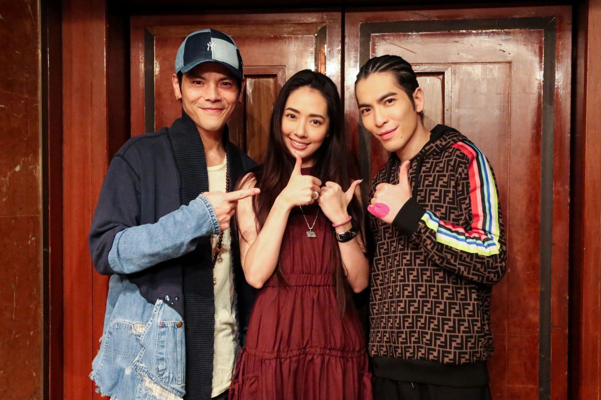 ▲向佐、郭碧婷一起參與老蕭慶功宴。（圖／華納提供）