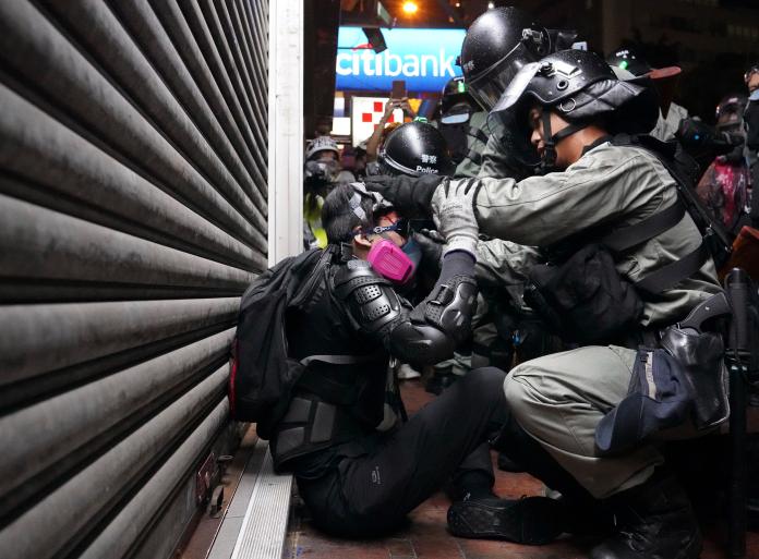 ▲香港警察日前與民眾再度發生流血衝突。（圖／美聯社／達志影像）