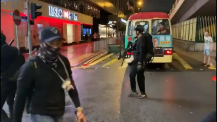 ▲香港警察穿上全身黑衣，喬裝成示威者。（圖／翻攝巴士的報）