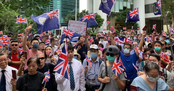 ▲香港民眾持英國國旗到位於中環赴英國駐港領事館請願，要求英方給予持有英國國民（海外）（BNO）護照人士完整的公民權利，包括居英權。（圖／翻攝巴士的報）