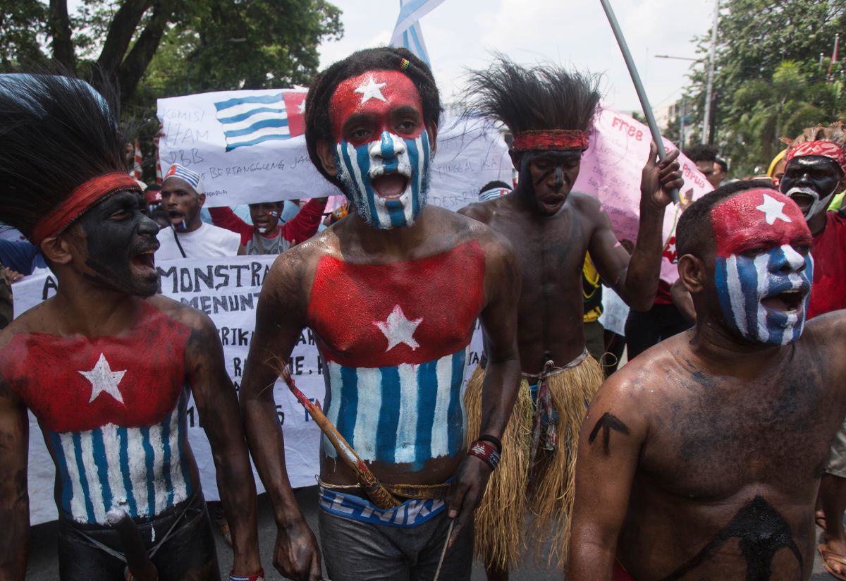 ▲印尼巴布亞省（Papua）上週發生多棟大樓遭縱火案件，警方發言人表示，已逮捕數十名涉案嫌疑人。（圖／美聯社／達志影像）