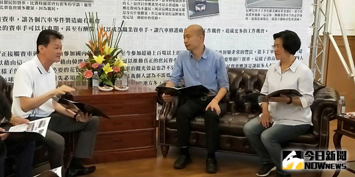 ▲韓國瑜利用空檔參觀彰化某知名汽車工廠，對於彰化發展汽車產業鏈規模感到震撼，認為規模足以適合發展庶民賽車。（圖／記者陳雅芳攝，2019.09.01）