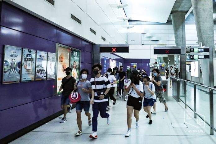 香港示威者打砸地鐵、拆五星旗　東涌線全線服務暫停
