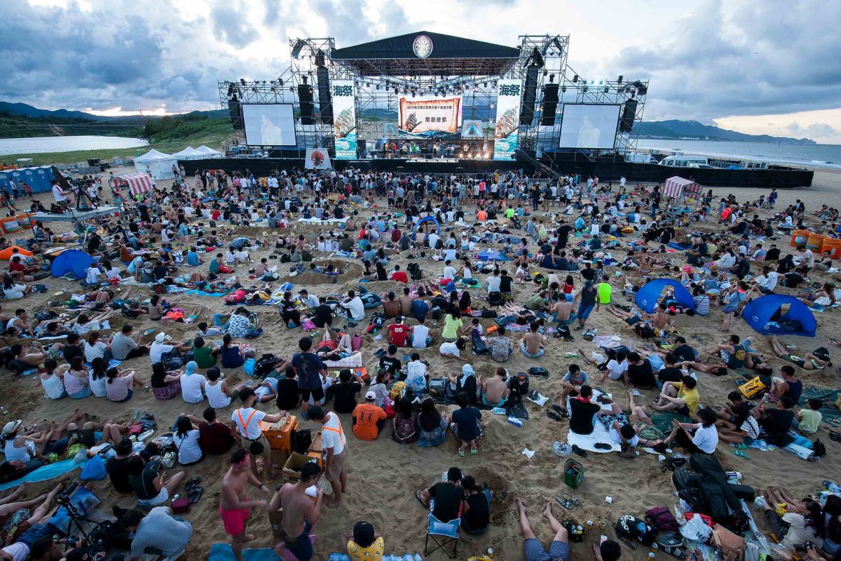 ▲新北市貢寮國際海洋音樂祭今日進入最後一天，表演節目精采絕倫，吸引絡繹不絕的人潮湧進新北市貢寮福隆海水浴場。（圖／新北市政府觀光旅遊局提供）