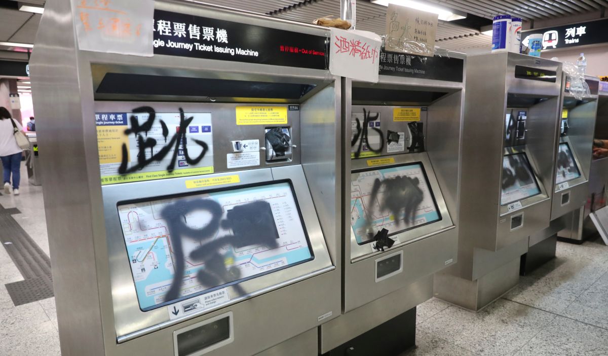 ▲香港地鐵於過去兩天的反送中示威受到波及。（圖／美聯社／達志影像）