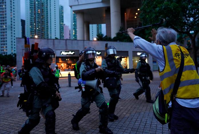 ▲香港反送中示威活動延燒至各界。圖為 9 月 1 日一名老人於東涌試圖保護示威者不被警察逮捕。（圖／美聯社／達志影像）
