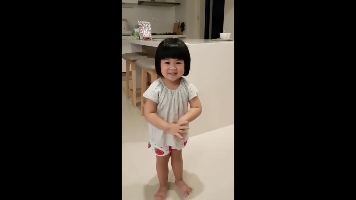 ▲西瓜頭超萌小女孩，以「純正」的台灣國語背誦唐詩，笑翻眾人。（圖／翻攝自臉書）