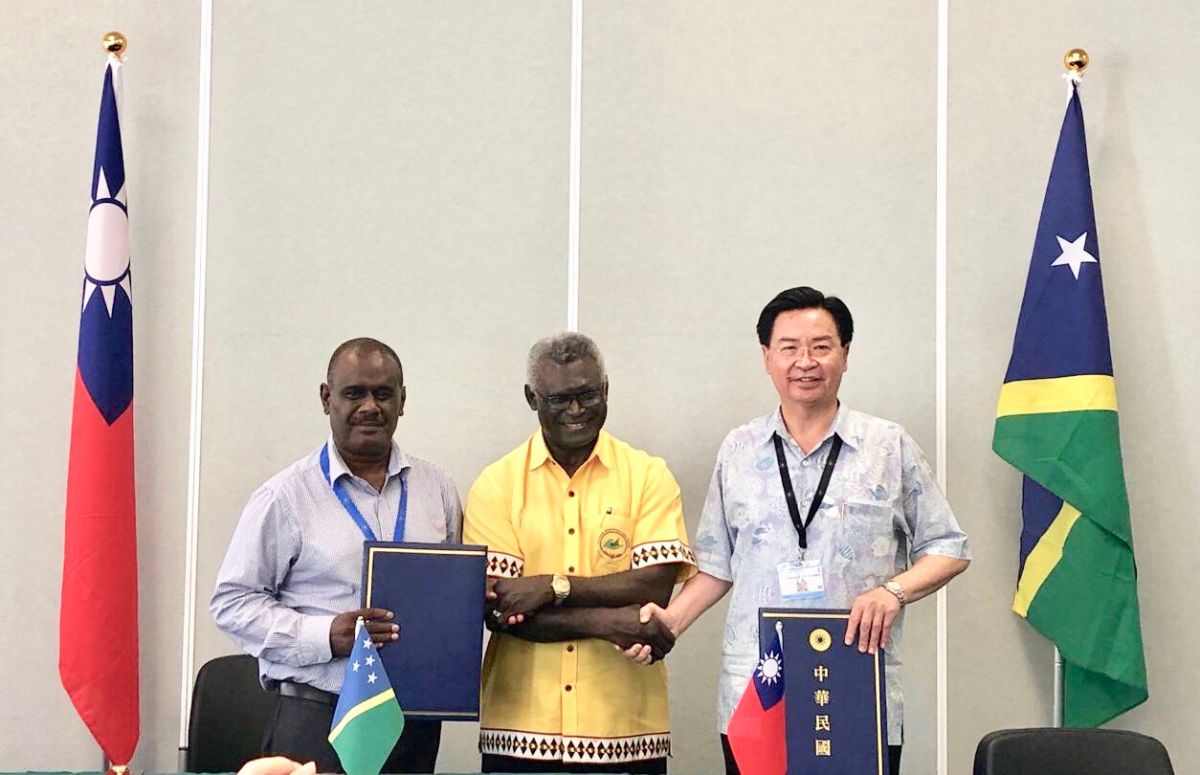▲外交部長吳釗燮與索羅門群島外交部長馬內列（左）簽署台索互免簽證協定，蘇嘉瓦瑞總理（中）在場見證。（圖／外交部提供）