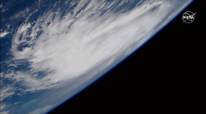 ▲颶風多利安襲擊巴哈馬，為當地帶來災難性狂風豪雨，正往美國移動。圖為 NASA 空拍衛星照。（圖／美聯社／達志影像）