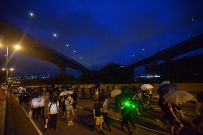 ▲大批示威者從香港國際機場步行返回市區。（圖／翻攝巴士的報）