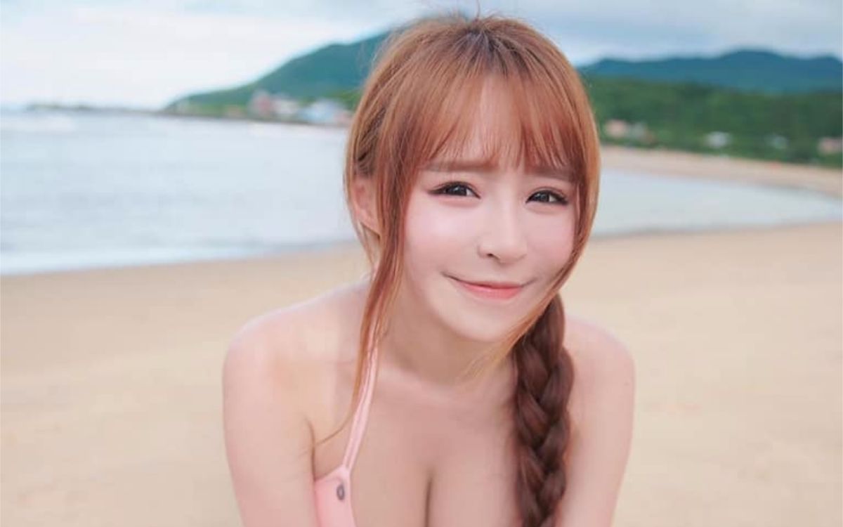 ▲呆萌女神元元PO出比基尼照大曬身材。（圖／翻攝自元元臉書）