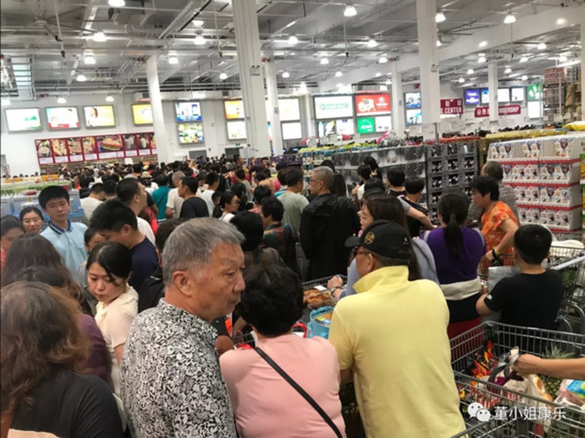 ▲ 8 月 27 日才剛盛大開幕的上海好市多驚傳「退卡潮」，內部工作人員甚至為了處理消費者退卡忙到沒時間吃飯。（圖／翻攝微博）