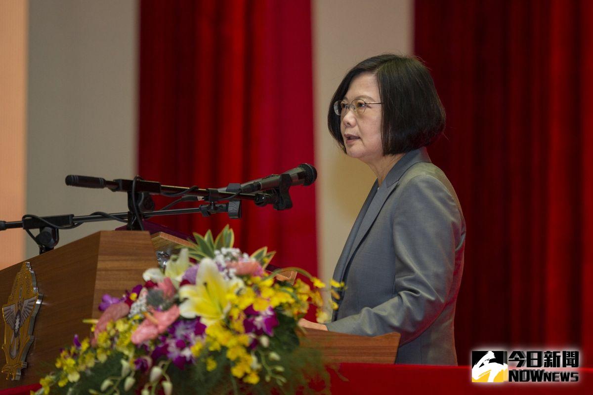 有媒體指稱「國安局擬砸3300萬，買9輛新總統座車」，總統蔡英文2日親上社群怒批，這都是錯誤訊息。(圖／總統府提供）