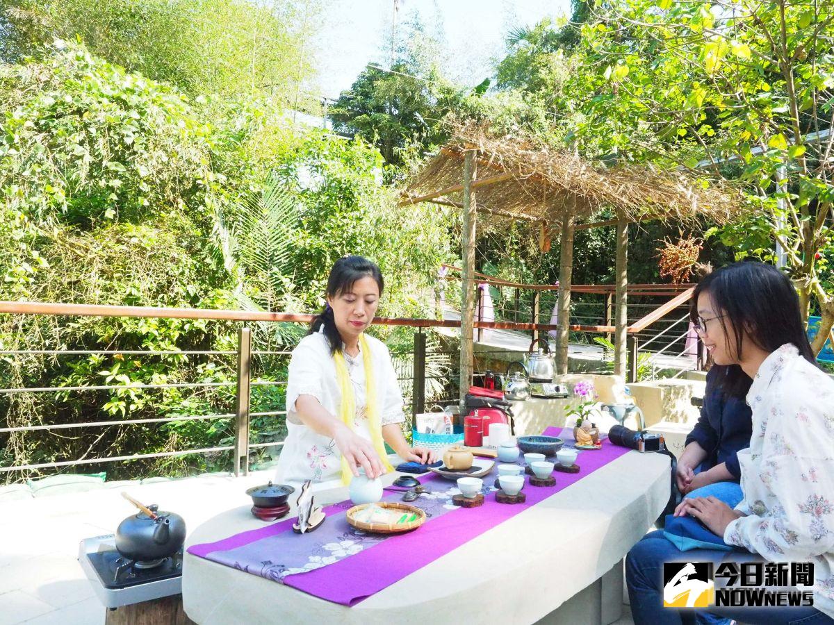 ▲山中秋色，飲茶聊天，好不愜意。（圖/資料照片）