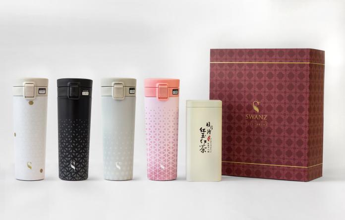 ▲SWANZ特地結合台灣知名景點日月潭，推出以「蜂蜜、綠葉、雨滴、櫻花」四元素，創作出的4款造型彈跳杯的中秋節禮盒。(圖/公關照片)
