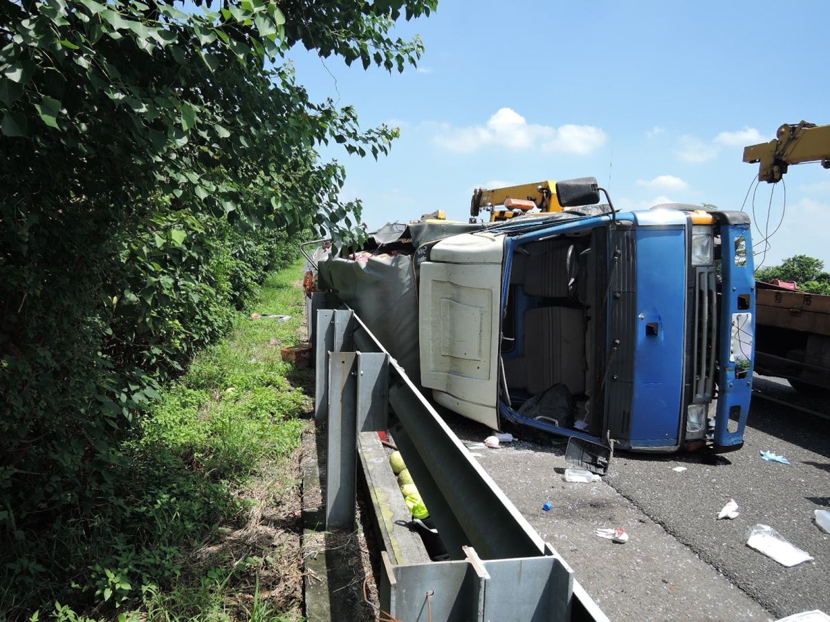 ▲自小貨車疑似操作不當失控翻覆。（圖／記者陳聖璋翻攝）