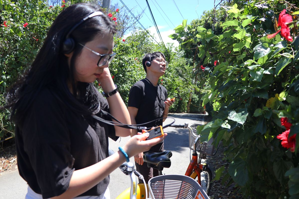 ▲「八里遙感劇場」讓觀眾跟著語音導覽裝置的指引，化身演員演出探索劇碼。（圖／十三行博物館提供）