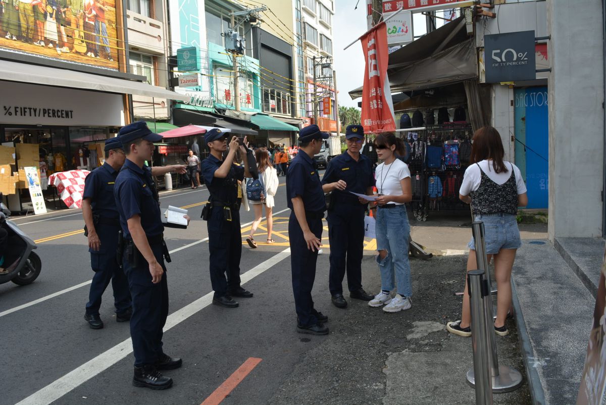▲警方先行實施宣導及道路障礙違規勸導。（圖／記者郭政隆攝影2019.9.2）