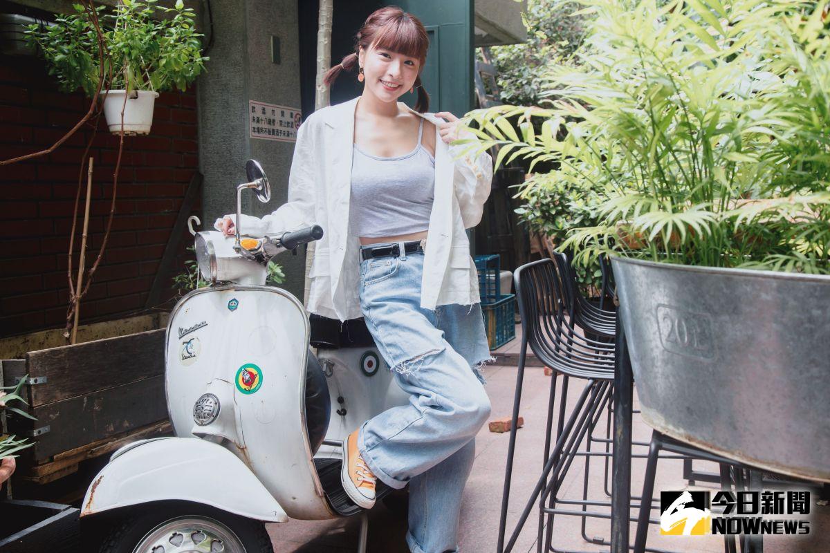 ▲峮峮推出首本寫真集。（圖／記者葉政勳攝）