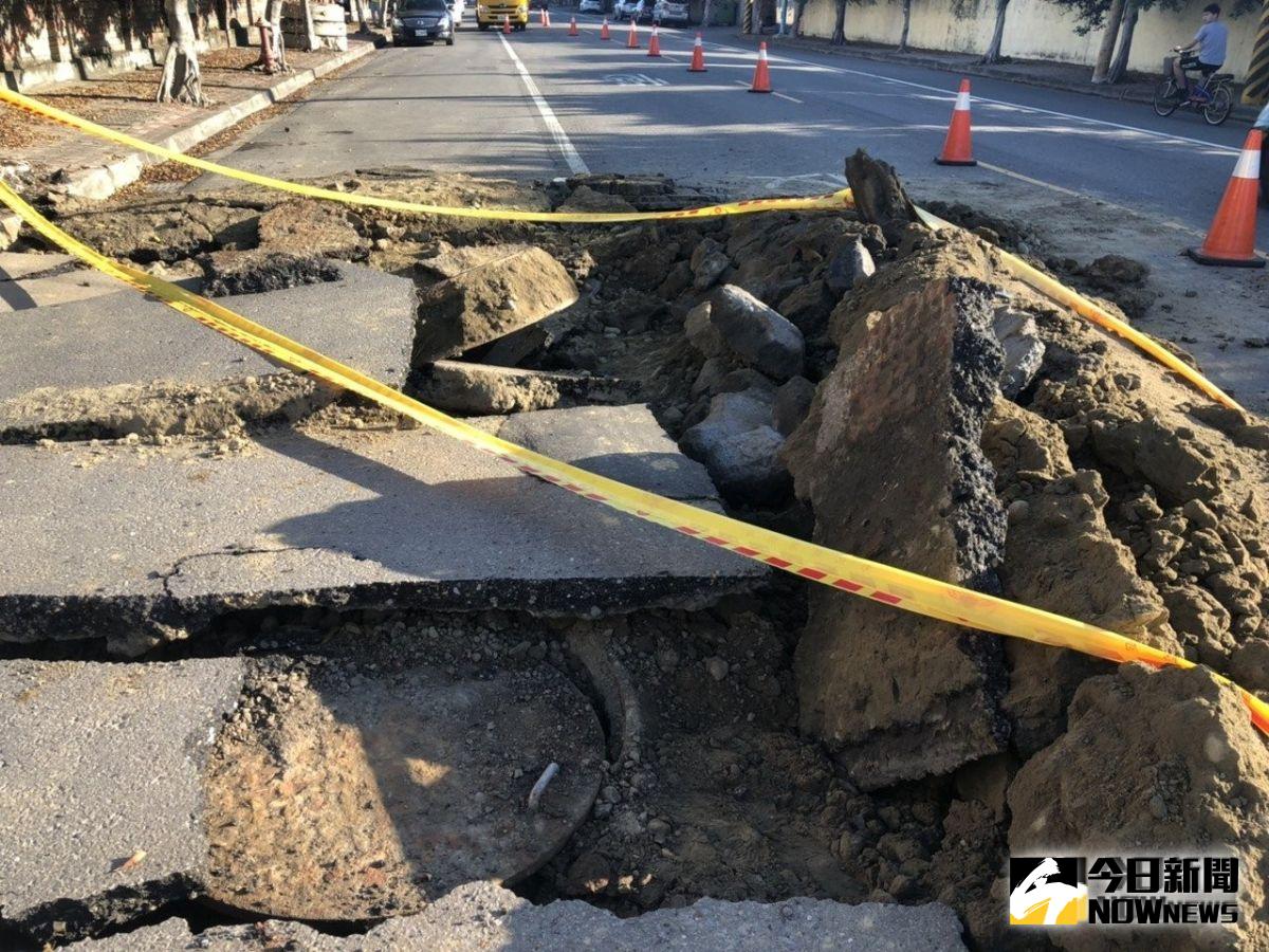 ▲興工路的大窟窿，長、寬、深都大約3米，已將窟窿處的快車道、機慢車道都拉起封鎖線。（圖／記者陳雅芳翻攝，2019.09.02）