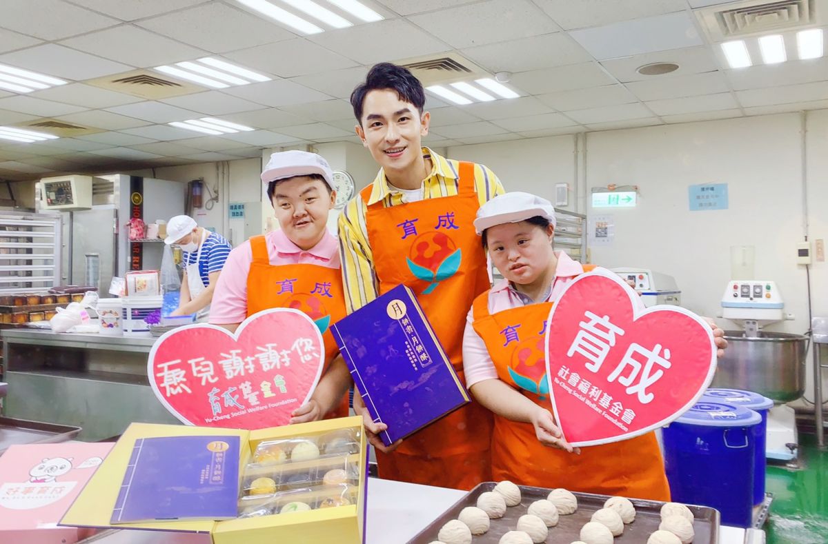 ▲陳謙文受邀與憨兒一起做中秋月餅。（圖 / 星火映畫提供）
