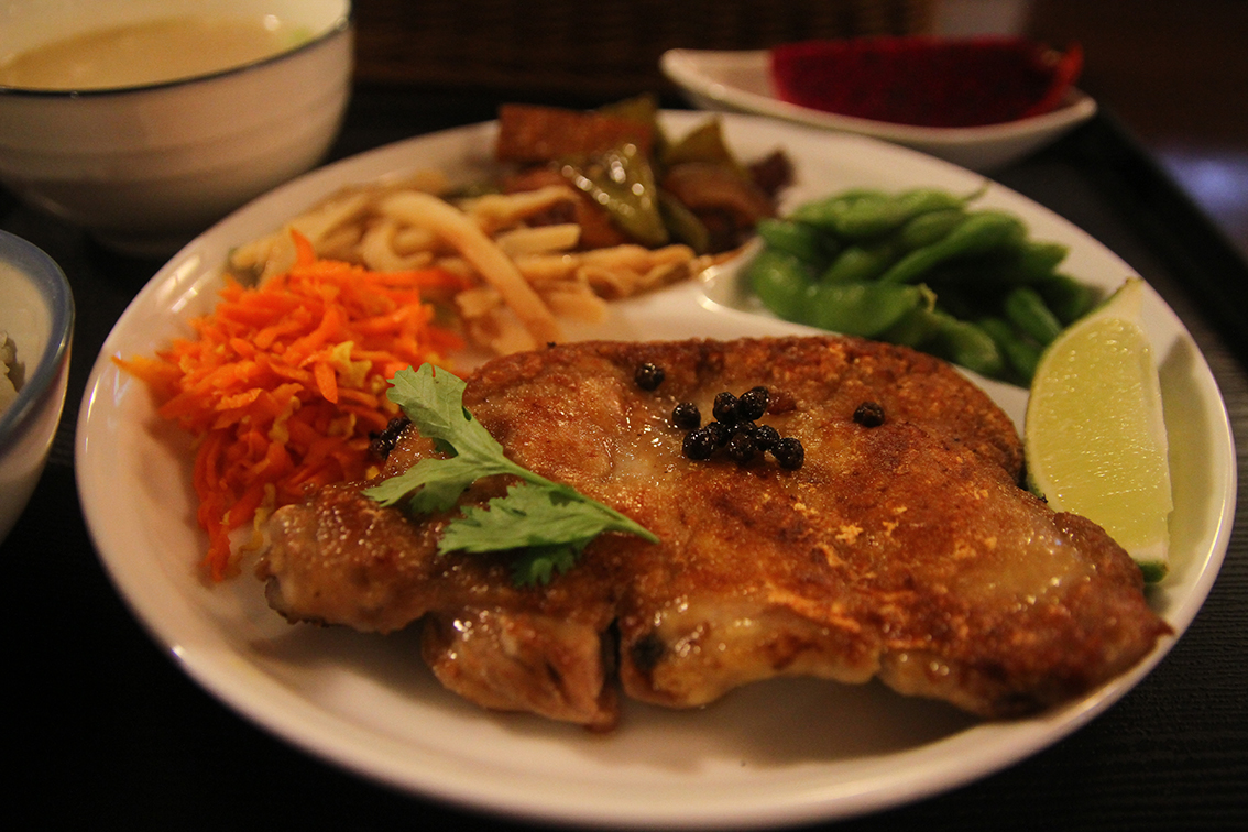 ▲「香檸馬告無骨雞腿飯」雖只有幾樣簡單的配菜，但是相當有飽足感。（圖／記者鄭志宏攝）