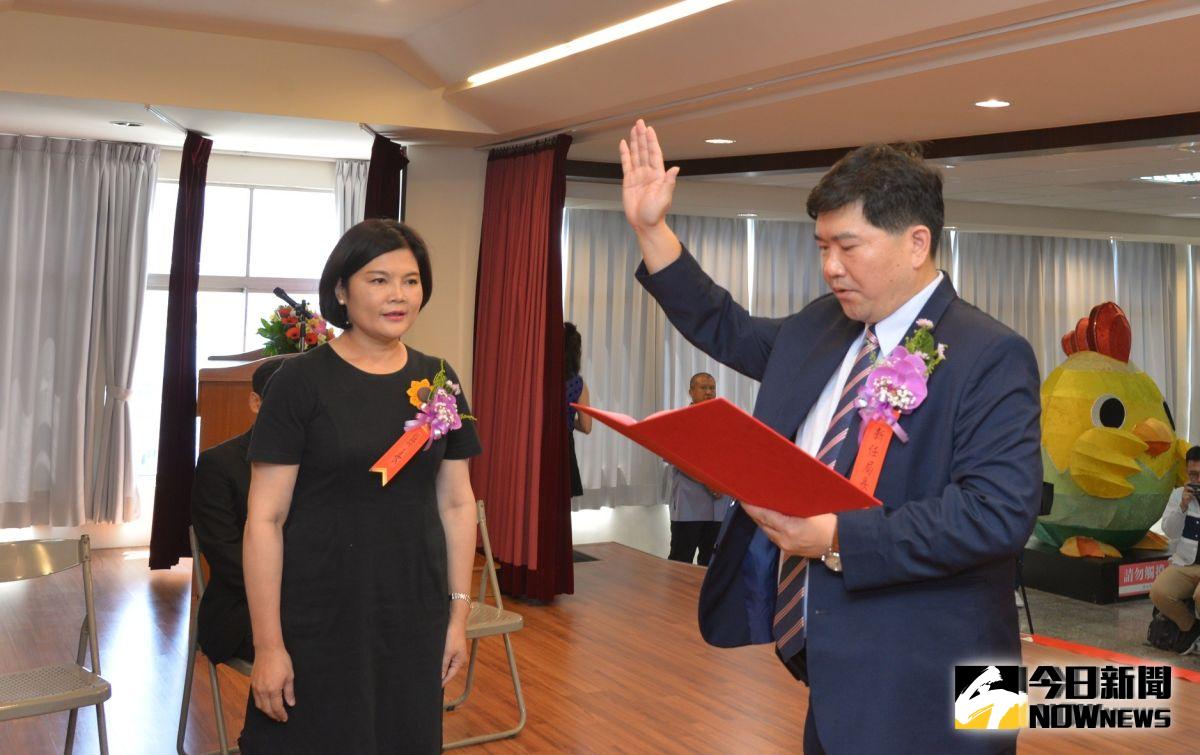 ▲新任環保局長黃士漢在張縣長監誓下宣誓就任。（圖／記者蘇榮泉攝，2019.09.02）