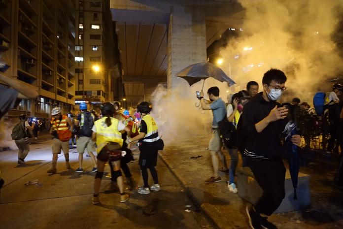 港人太子站外獻花爆衝突　香港警方施放催淚彈強力驅散
