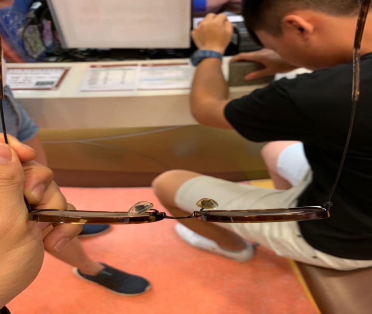 ▲香港眾志副主席鄭家朗 2 日晚間在回家途中遭 3 名男子襲集，眼鏡飛脫。（圖／翻攝自香港眾志臉書）