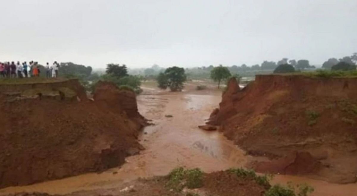 ▲印度政府砸下重金，耗時 42 年、斥資 217 億盧比（約 95 億新台幣）的灌溉運河，竟然在 8 月 28 日剛啟用14小時就潰堤，大量河水淹沒 35 村莊的農地。（圖／翻攝 India Today ）