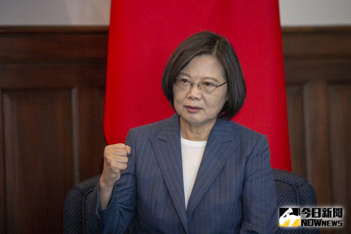 總統蔡英文3日接見「敬軍企業代表」，感謝企業界以具體行動提供全方位的優惠，支持軍人節的敬軍活動，還說，以後在街上有看到穿軍服的軍人，給他一個簡單的加油或肯定的手勢。（圖／總統府提供）