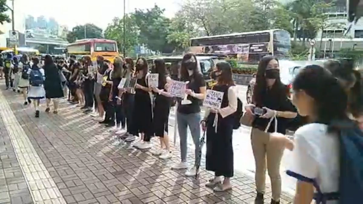 ▲約百名拔萃書院校友 3 日早上於校門外組成人鏈，支持學生發聲。（圖／翻攝自立場新聞視頻）