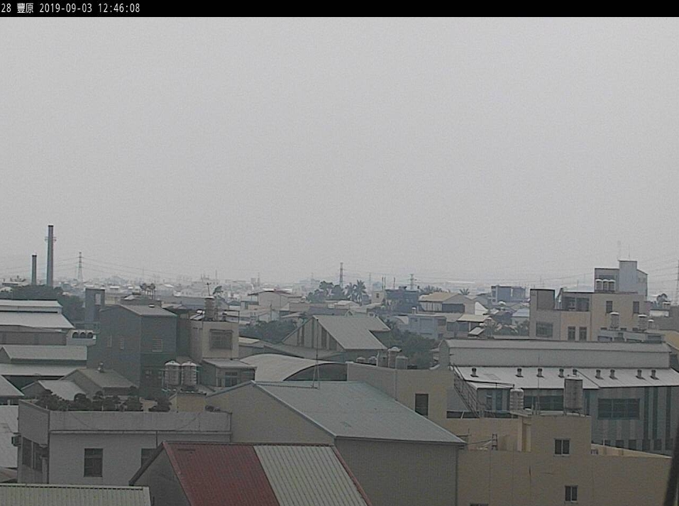 ▲據中央氣象局預測，中部空品區今為「紅色警示」等級。圖為台中市豐原觀測站約13時觀測影像。（圖／翻攝自空氣品質網）