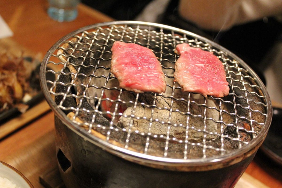 ▲一名網友在臉書分享自己去吃燒烤經歷的事，才剛在座位上準備大快朵頤時，卻被一旁候位的媽媽問一句：「你們吃飽了嗎？」，立刻食慾全失。示意圖。（圖／翻攝 pxhere ）