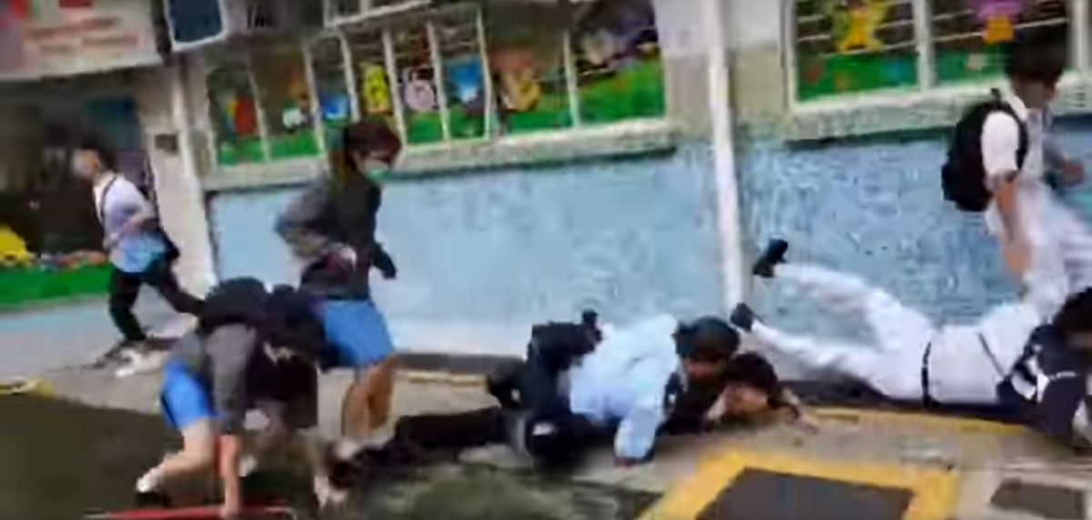 ▲香港大埔孔教學院大成何郭佩珍中學，今日有學生發動罷課，遭警員追截，一名男學生遭警員撲倒雙雙倒地，該學生臉部受傷流血。（圖／翻攝自生於亂世 2:0 臉書視頻片段）