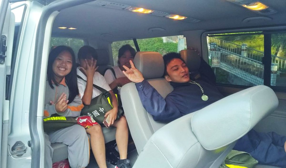 ▲台7線容華橋附近因為道路坍塌，桃園市政府緊急調派9人座小客車，免費接送學生到校，解決學生及家長的通學交通困擾。（圖／桃園市交通局提供）