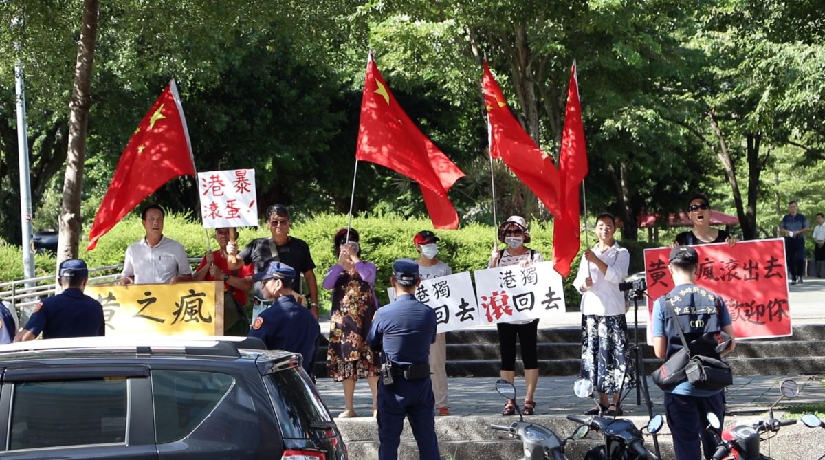 ▲愛國同心會3日下午在民進黨部前集結，要香港眾志秘書長黃之鋒滾出台灣。（圖／記者劉育辰攝 2019.09.03）