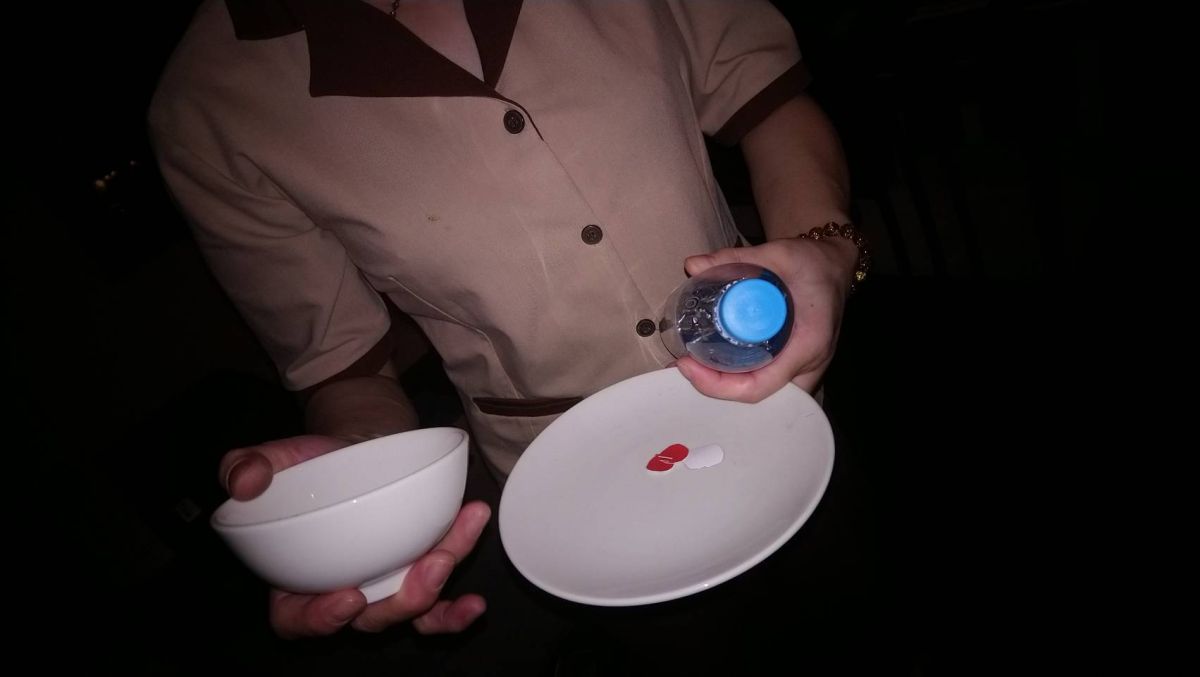 ▲出國旅遊在床底下發現一組碗盤你心中會「毛毛的」嗎？（圖／翻攝 PTT ）