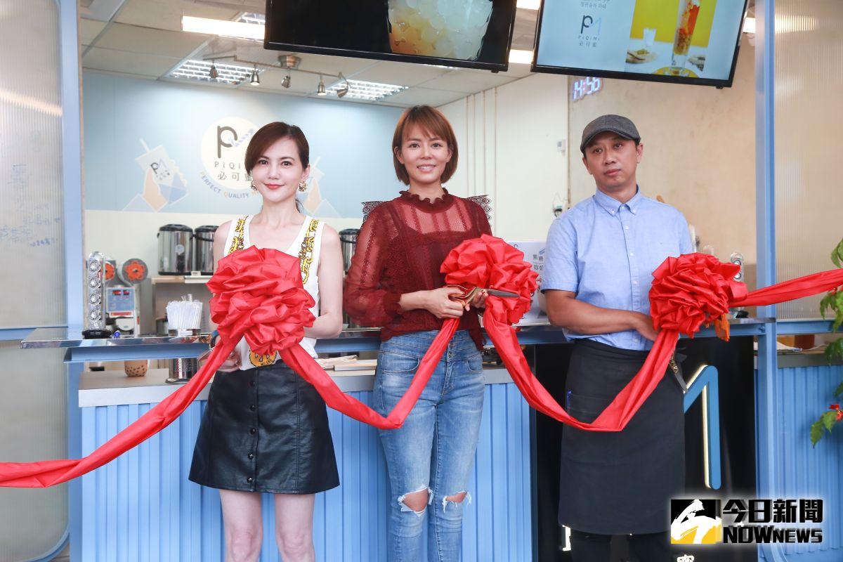 ▲簡沛恩喜開第二間手搖飲店，好友劉香慈也來到場慶賀。（圖／記者葉政勳攝 , 2019.09.03）