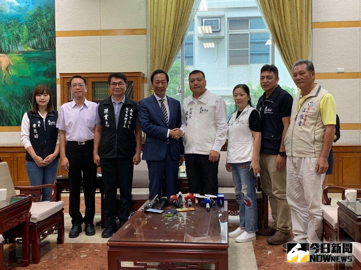 ▲鴻海集團前董事長郭台銘，拜會嘉義市議會副議長蘇澤峰等人。（圖／記者陳惲朋攝 , 2019.09.03）