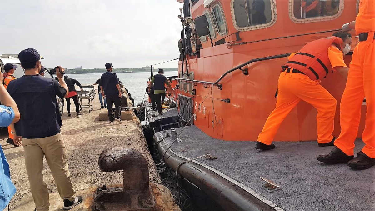 ▲澎湖海巡隊巡防艇PP-RB03艇將大體載回馬公港相驗，初步研判應是幾天前跳海失蹤的台南籍蔡姓民眾。（圖／澎湖海巡隊提供）