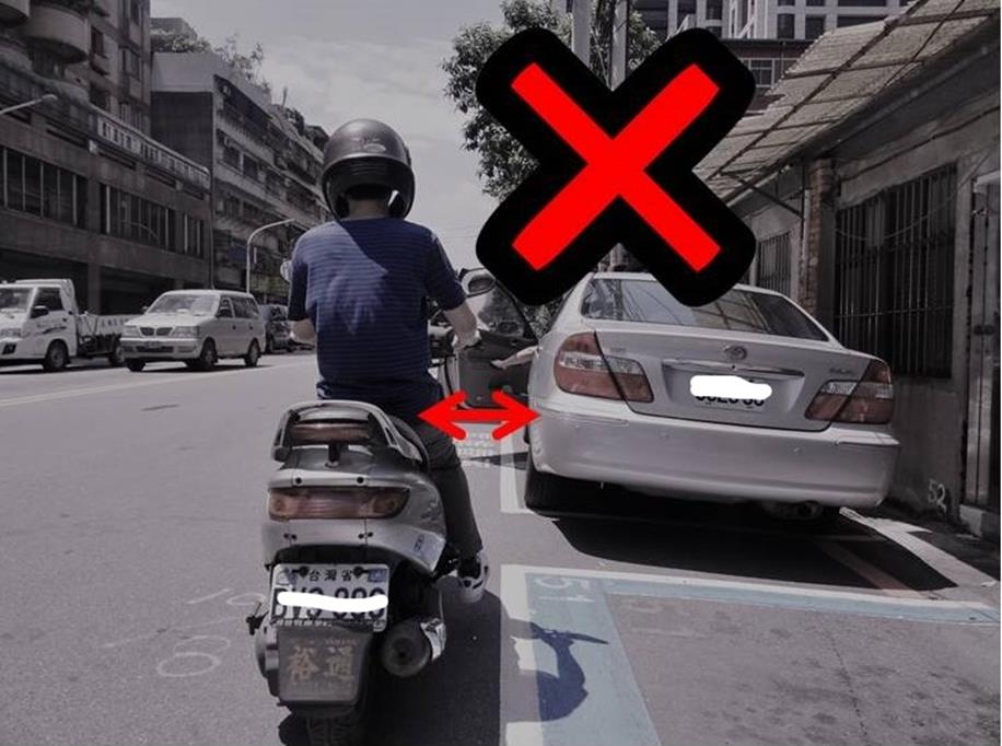 ▲因汽車駕駛「開車門不慎」導致機車騎士撞上釀意外，屬常見交通事故。（圖／新北市交通局提供）