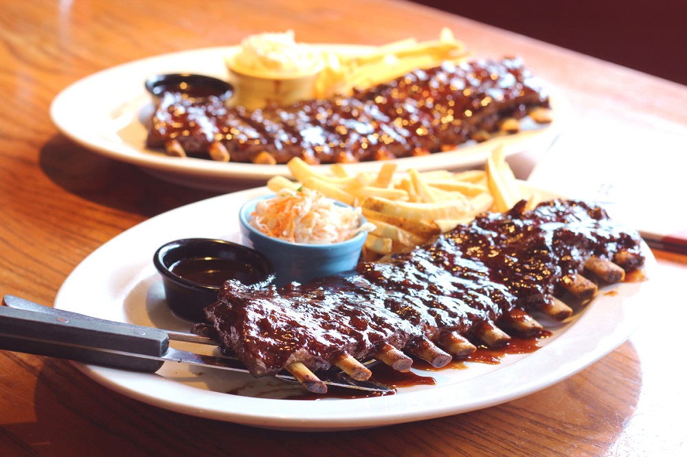 ▲TGI FRIDAYS新店裕隆城餐廳開幕，今起連3天「炭烤豬肋排買一送一」；身份證對中「1 、0 、2 、5」 任中1碼，免費吃Texas Roadhouse 8oz.火烤德州牛排。（圖／TGI FRIDAYS提供）