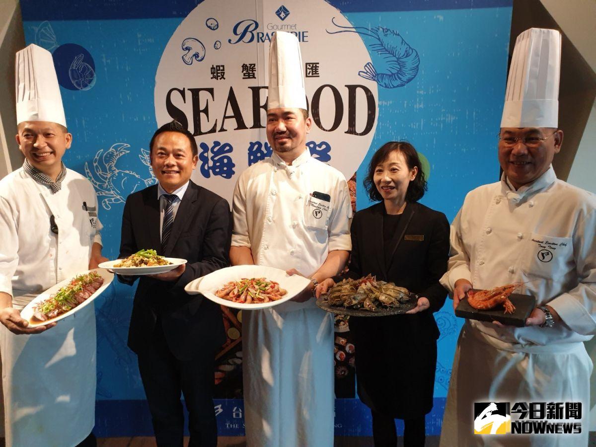 ▲台中金典酒店推海鮮祭， 端出今年首批蝦蟹肥美海味，是中秋節親友聚餐好選擇。（圖／金武鳳攝，2019.9.3)