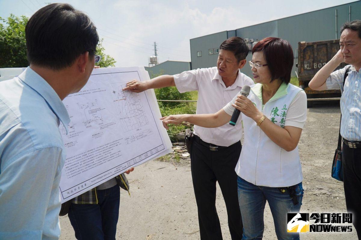 ▲立委陳素月邀請營建署中區工程處人員到場說明，並聆聽里長和攤商意見。（圖／記者陳雅芳攝，2019.09.03）