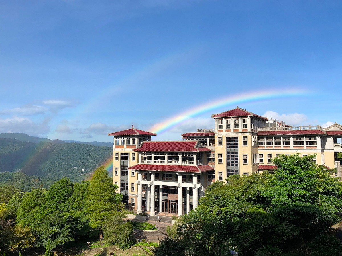 ▲台灣最荒涼的大學是哪所？眾人答案「一面倒」：地點真的猛！（圖／翻攝自華梵大學臉書）